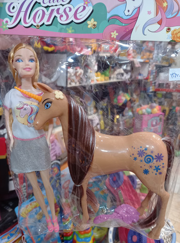 عروسک باربی به همراه یک اسب زیبا وارداتی
